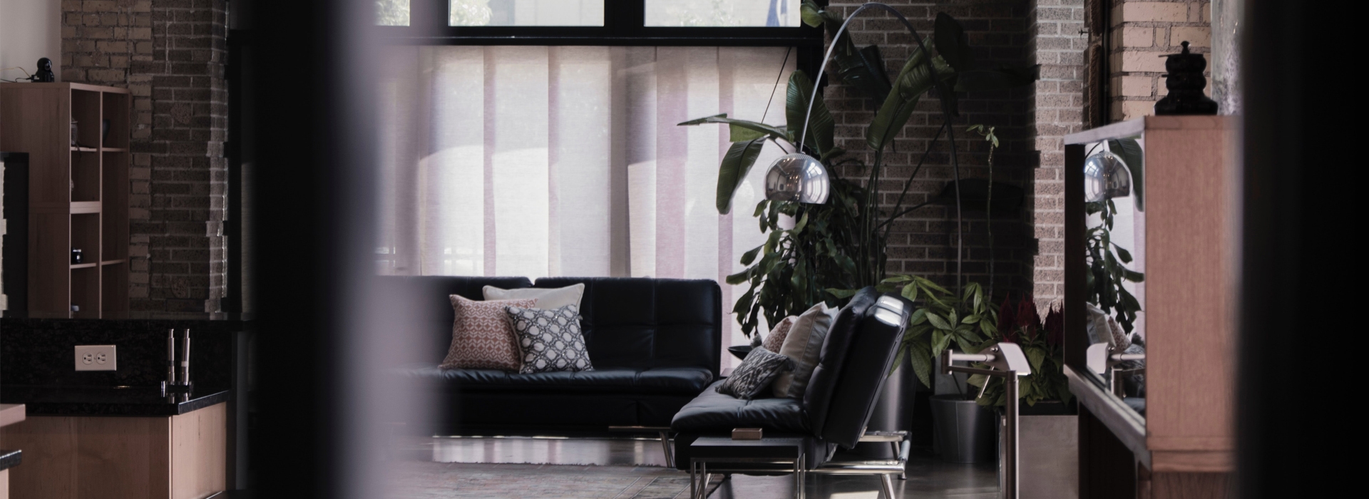 Yaşam alanlarınız, günün yorgunluğunu geride bırakıp dinginlik bulduğunuz özel köşelerdir. Konforu ön planda tutan düzenlemeler, evinizde sıcak ve samimi bir atmosfer yaratır. Doğru ışık, uyumlu renkler ve işlevsel mobilyalarla tasarlanan alanlar, hem keyifli anlarınıza eşlik eder hem de huzurlu bir yaşamın kapılarını aralar.