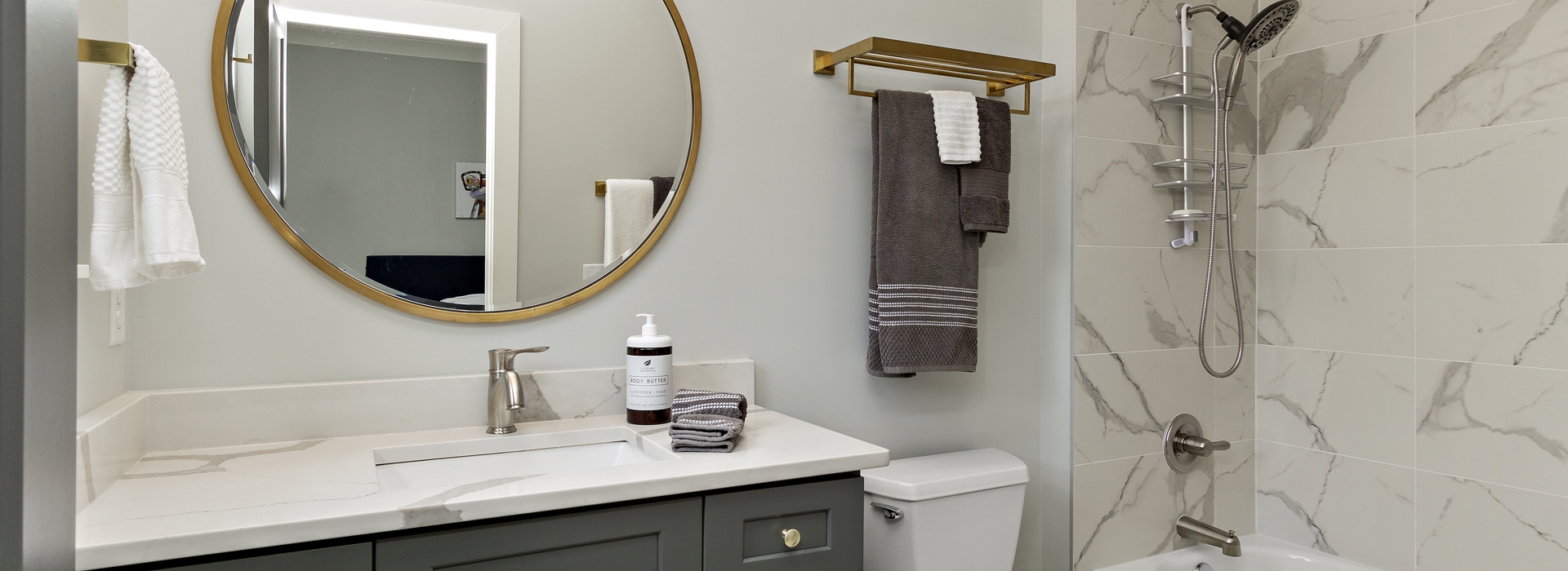 Banyolar, güne zinde başlamak ve günün yorgunluğunu geride bırakmak için en özel alanlardır. Ferahlık hissi veren detaylar, özenle seçilmiş malzemeler ve konfor odaklı çözümlerle tasarlanan banyolar, hem işlevsel hem de keyifli bir kullanım sunar. Su ile buluştuğunuz her an, yenilenmenin ve dinginliğin ayrıcalığını yaşatır.